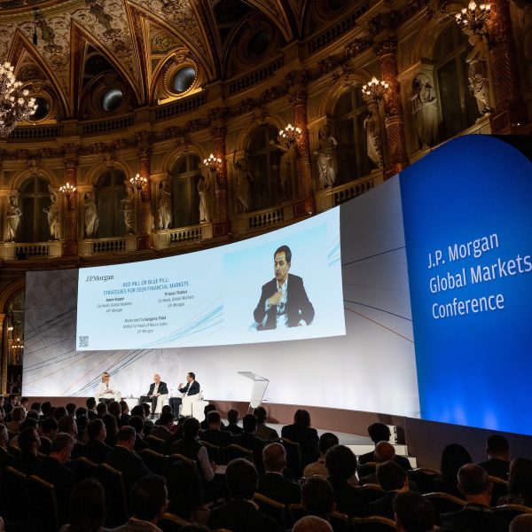 JP Morgan: Οι δύο κίνδυνοι που φοβούνται οι αγορές – Τι είπαν 850 managers στο Παρίσι