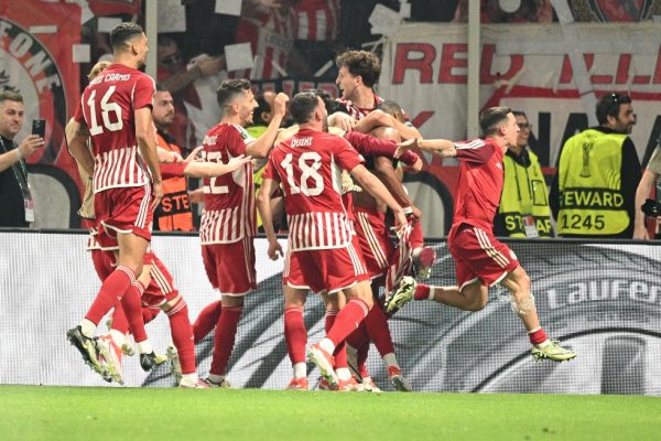 Ολυμπιακός – Φιορεντίνα 1-0: Ο Θρύλος στην κορυφή της Ευρώπης – Είσαι στο μυαλό κάτι μαγικό