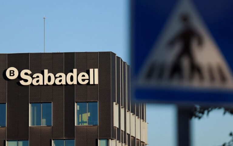 Sabadell: «Η προσφορά της BBVA παραβιάζει τον νόμο»