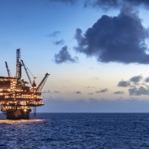 Υδρογονάνθρακες: Οι Big Oil ρίχουν δισ. για κοιτάσματα μακριά από το Ιράν