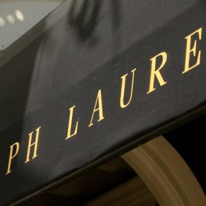 Ralph Lauren: Ανησυχία για τα κέρδη λόγω δασμών – Τι σημαίνει για την μόδα της πολυτέλειας