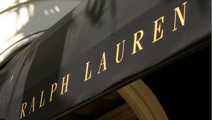 Ralph Lauren: Ανησυχία για τα κέρδη λόγω δασμών – Τι σημαίνει για την μόδα της πολυτέλειας