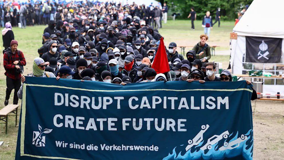 Γερμανία: Στόχος διαδηλωτών για το κλίμα το εργοστάσιο της Tesla – Σοβαρά επεισόδια και πολλές συλλήψεις