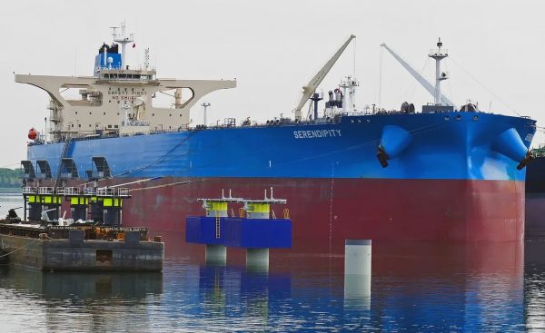 Ρωσία: Βρήκε νέο μέρος στη Μεσόγειο για «μεταγγίσεις» πετρελαίου της σε άλλα πλοία -Τι αποκαλύπτει το Bloomberg