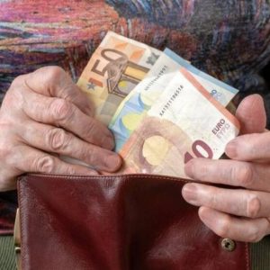 Συντάξεις χηρείας: Δύο απόψεις στην κυβέρνηση για τις περικοπές
