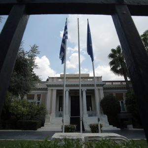 Μαξίμου: «Σάντουιτς» η κυβέρνηση από Τέμπη και ΟΠΕΚΕΠΕ – Μοντέλο Τριαντόπουλου ξανά από ΝΔ (;)