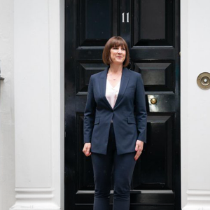 Βρετανία: Η Ρίβς καταθέτει τον προϋπολογισμό και ανακοινώνει φόρους