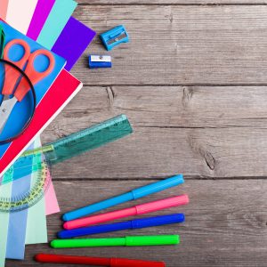 ΥΠΑΝ: Δεν θα γίνουν ανατιμήσεις στα σχολικά – Αναμένονται κάποιες μειώσεις