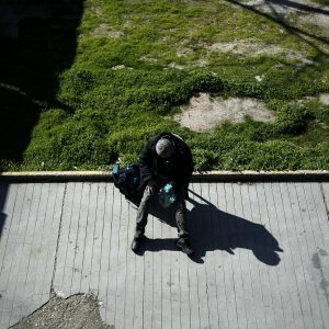 Με.. ζόρι τα πάγια έξoδα για 1 στα 2 νοικοκυριά