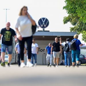 VW: Σχεδιάζει την περικοπή 100.000 θέσεων εργασίας