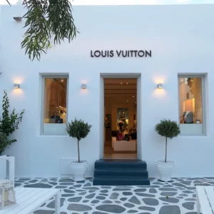 Louis Vuitton: Το «χρυσωρυχείο» της LVMH στην Ελλάδα σπάει τα κοντέρ