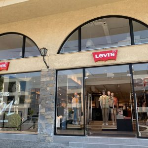 Levi’s: Λανσάρει νέο premium τζιν, αλλά στοχεύει και σε αγοραστές με περιορισμένο budget