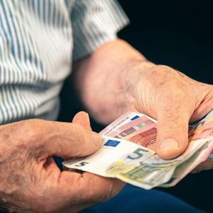 Συντάξεις: Σταθερά κάτω των 1.000 ευρώ η πλειονότητα