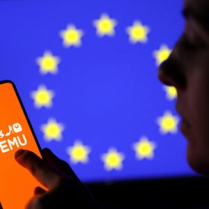 ΕΕ: Επιβάλει ενιαίο φόρο σε μικρά αντικείμενα από online παραγγελίες