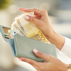 Μισθός: Μεικτά 1.200 ευρώ, καθαρά 1.000 ευρώ