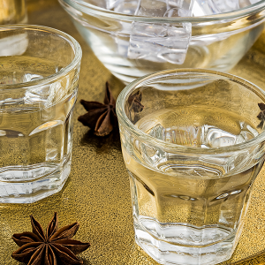 ΙΟΒΕ: Ανακάμπτει η παραγωγή αποσταγμάτων – Γιατί μειώνεται η κατανάλωση