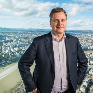 Roche: Πώς θα μειώσει «πολύ εύκολα» τις τιμές των φαρμάκων στις ΗΠΑ κατά 50%