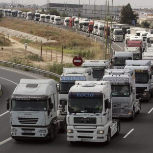 Στενά του Ορμούζ: Στα φορτηγά στρέφονται οι ναυτιλιακές – Το τίμημα της αναδρομολόγησης