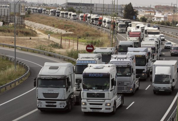 Στενά του Ορμούζ: Στα φορτηγά στρέφονται οι ναυτιλιακές – Το τίμημα της αναδρομολόγησης