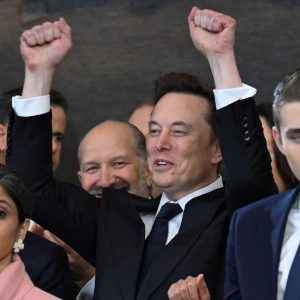 Μασκ: Μόλις έγινε ο πρώτος άνθρωπος αξίας 600 δισ. δολ.