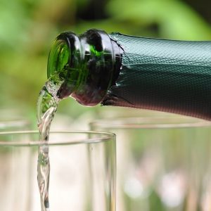 Γαλλία: Τι απαντούν οι εξαγωγείς οίνων και σαμπάνιας στους δασμούς 200% του Τραμπ