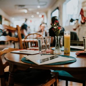 ΓΣΕΕ: Πώς αμείβονται οι εργαζόμενοι που θα δουλέψουν Χριστούγεννα και Πρωτοχρονιά