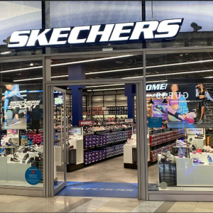 Skechers: Εξαγοράζεται η εταιρεία υποδημάτων για 8,2 δισ. ευρώ