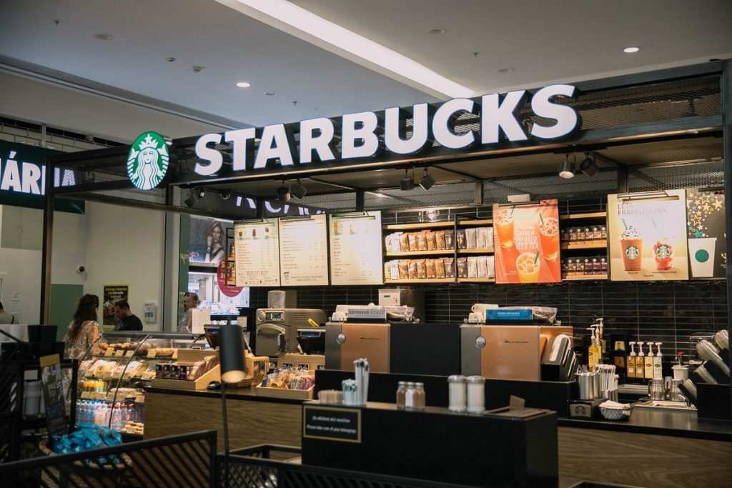 Starbucks: Περικοπές σε ΗΠΑ – Προηγήθηκε αύξηση πωλήσεων το β’ 3μηνο 2026