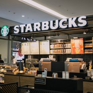 Starbucks: Περικοπές σε ΗΠΑ – Προηγήθηκε αύξηση πωλήσεων το β’ 3μηνο 2026