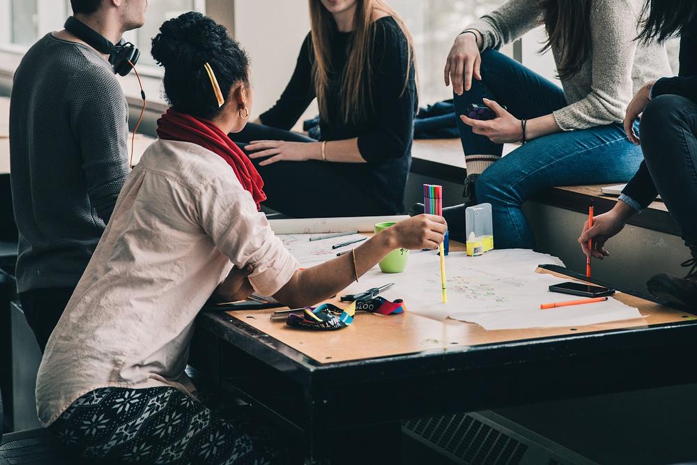 Gen Z: Πως διαμορφώνεται το εργασιακό και καταναλωτικό προφίλ των νέων