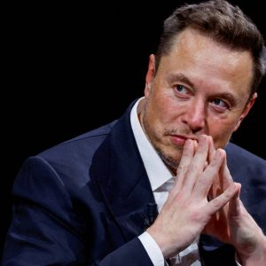 Tesla: Περιορίζει την ικανότητα των επενδυτών να καταθέσουν αγωγές