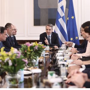 Μητσοτάκης: Στα 880 ευρώ ο κατώτατος μισθός