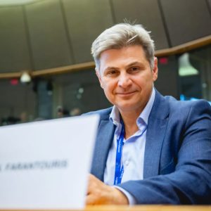 ΣΥΡΙΖΑ: Διεγράφη ο Νικόλας Φαραντούρης – «Ο ευρωβουλευτής οφείλει να παραδώσει την έδρα»