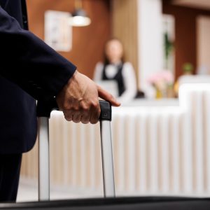 ΕΞΑ: Στάσιμος ο φετινός Αύγουστος – «Αγκάθι» το Airbnb [γραφήματα]