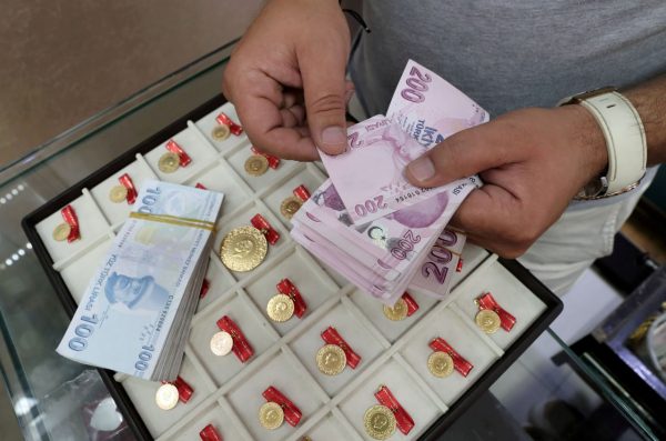 Τουρκία: Βυθίζεται η λίρα στον απόηχο της σύλληψης Ιμάμογλου – Παρέμβαση της κεντρικής τράπεζας
