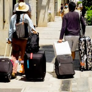 Airbnb: Πόσες διανυκτερεύσεις σε καταλύματα βραχυχρόνιας μίσθωσης έγιναν στην ΕΕ το α’ τρίμηνo
