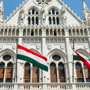 Ουγγαρία: Βουτιά στη βιομηχανική παραγωγή, πρόβλημα με μπαταρίες EV