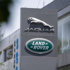 Jaguar Land Rover: Επανεκκινεί τις εξαγωγές αυτοκινήτων προς τις ΗΠΑ