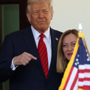 Τραμπ σε Μελόνι: «Θα υπάρξει εμπορική συμφωνία 100%»