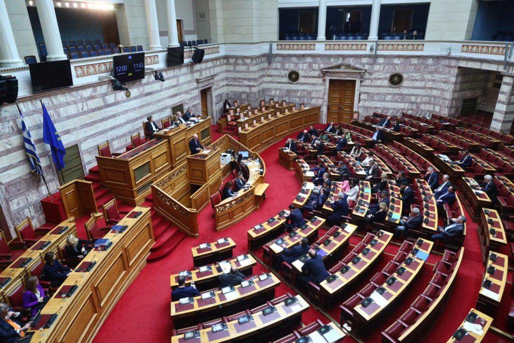 Πολιτική κόντρα για Τέμπη και άρσης μονιμότητας στο δημόσιο
