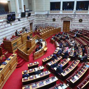 Πολιτική κόντρα για Τέμπη και άρσης μονιμότητας στο δημόσιο