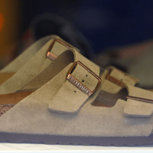 Birkenstock-Pandora: Γιατί θέλουν να ανεβάσουν τις τιμές στην Ευρώπη;