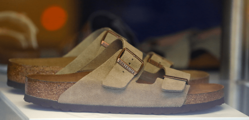Birkenstock-Pandora: Γιατί θέλουν να ανεβάσουν τις τιμές στην Ευρώπη;