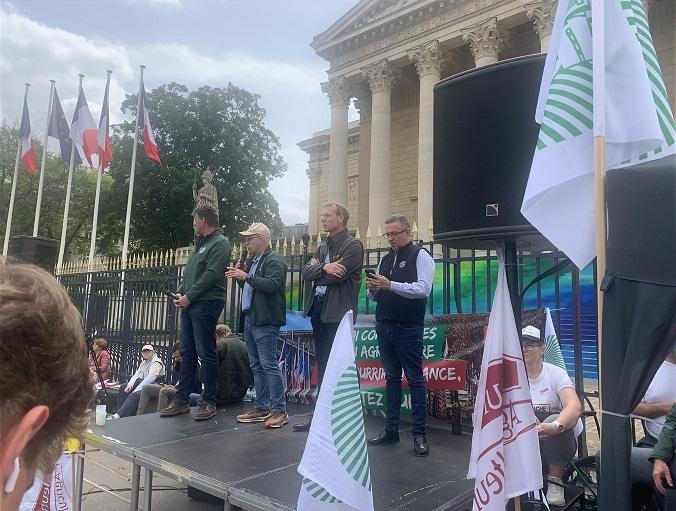 Γαλλία: «Μπλόκο» αγροτών στο Παρίσι για χαλάρωση των περιβαλλοντικών κανονισμών
