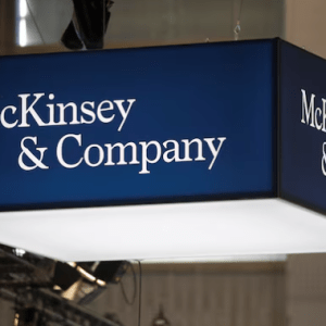 McKinsey: Απολύει το 10% του προσωπικού της