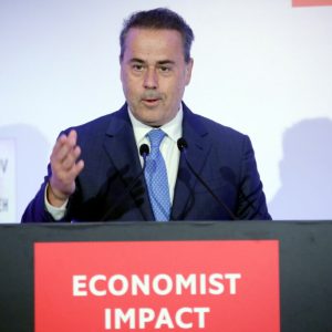 Παπασταύρου: «Γιατί δίνουμε έμφαση στη γεωπολιτική μας θέση και τις ΑΠΕ»