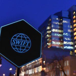 Ευρώπη: Εκτός SWIFT 20 τράπεζες στο νέο πακέτο κυρώσεων κατά της Μόσχας