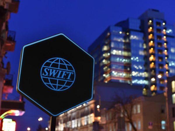 Ευρώπη: Εκτός SWIFT 20 τράπεζες στο νέο πακέτο κυρώσεων κατά της Μόσχας