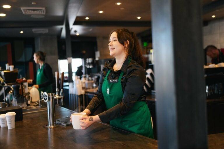 Starbucks: Γιατί οι barista είναι τόσο θυμωμένοι με το νέο dress code