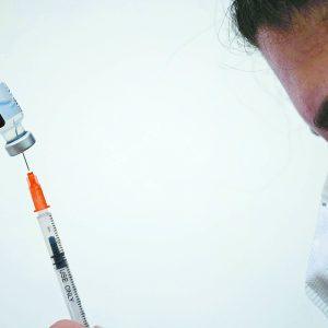 Covid-19: Ο FDA «σκληραίνει» τα πρότυπα έγκρισης εμβολίων για υγιείς ανθρώπους